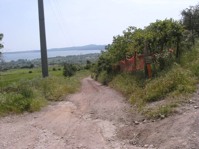 424 Zuerst Schotterweg rauf,keuch.JPG